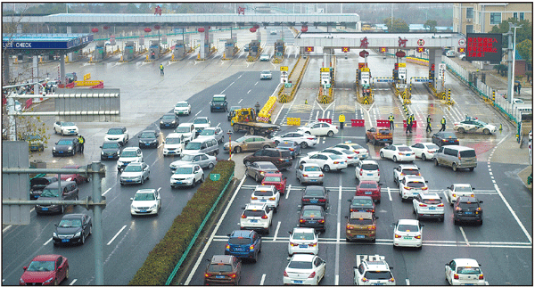 Fuhe Toll Station on the Daihuang Expressway in northern Wuhan, Hubei province, is closed, as the city has been put into lockdown because of the ongoing pneumonia outbreak. Yuan Zheng / For China Daily
