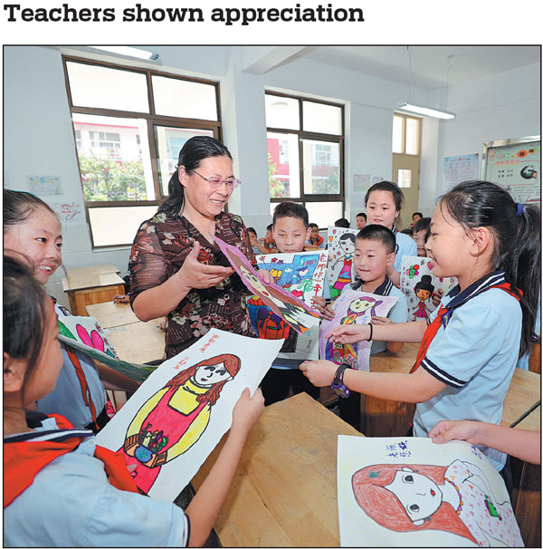 Students at a primary school in Lianyungang, Jiangsu province, present their handmade greeting cards on Wednesday to a teacher ahead of Teachers' Day, which falls on Thursday. President Xi Jinping also extended his greetings on Wednesday to teachers nationwide. Si Wei/for China Daily