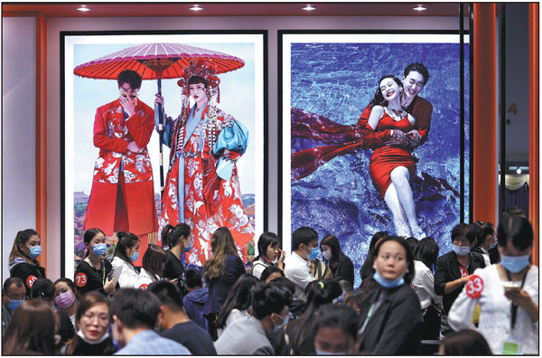 People pack the Beijing Wedding Expo on Wednesday. The two-day event was the biggest fair for wedding-related products and services in the city since the outbreak of COVID-19.     Chen Xiaogen / For China Daily