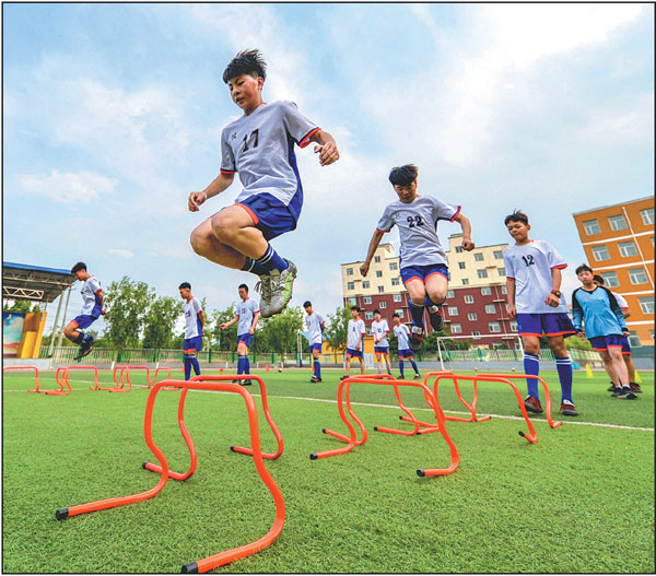 Students at Jingdian High School in Handan, Hebei province, participate in soccer drills in May.Wang Xiao/xinhua