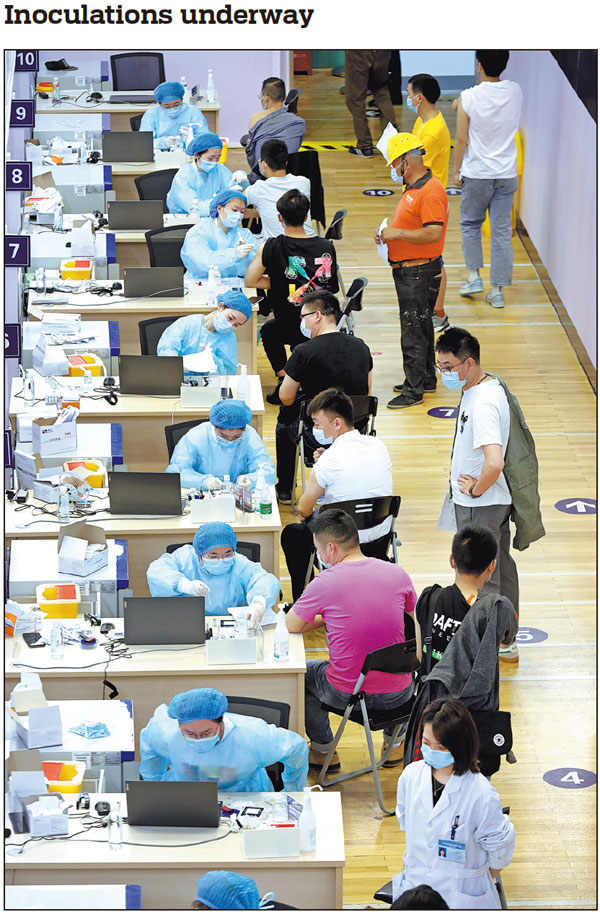 Subway construction workers get inoculated with COVID-19 vaccines in Nantong, Jiangsu province, on Tuesday. Medical experts are urging the public to get vaccinated as soon as possible and to abide by personal hygiene measures. XU CONGJUN/FOR CHINA DAILY See story, page 3