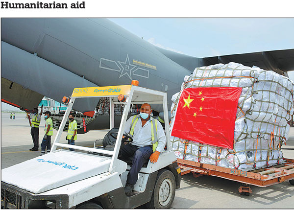 Workers help unload humanitarian aid provided by China for flood relief in Karachi, Pakistan, on Tuesday. The supplies, carried by a Chinese Y-20 transport plane, arrived in Pakistan earlier on that day.Xinhua