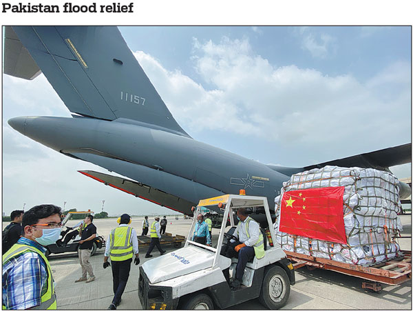 Workers help unload humanitarian aid consisting of 3,000 tents provided by China for flood relief in Karachi, Pakistan, on Tuesday. The supplies, carried by a Chinese Y-20 transport plane, arrived in Pakistan on Tuesday.Cheng Shijie/People's Daily