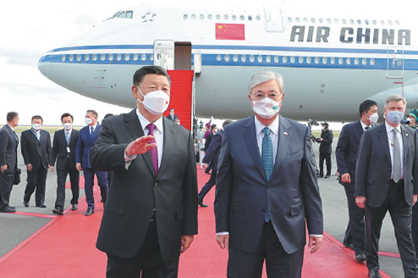 President Xi Jinping is warmly welcomed by Kazakh President Kassym-Jomart Tokayev after Xi arrived at Nursultan Nazarbayev International Airport in Nur-Sultan, the capital of Kazakhstan, on Wednesday afternoon for a state visit.Yao Dawei/Xinhua