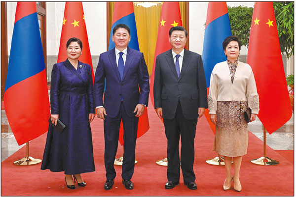 President Xi Jinping and his wife Peng Liyuan take a group photo with Mongolian President Ukhnaa Khurelsukh and his wife Bolortsetseg Khurelsukh at the Great Hall of the People in Beijing on Monday. ZHANG LING/XINHUA