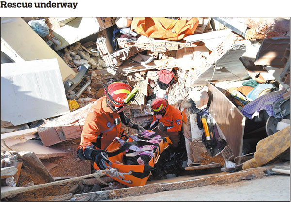 Members of a Chinese rescue team sent by the Ministry of Emergency Management transfer an injured person in Antakya, Turkiye, on Thursday. The team began its search and rescue work immediately after arriving in the earthquake-hit city on Wednesday afternoon. With help from Turkish rescuers, it also saved a pregnant woman from beneath the rubble of a collapsed building on Thursday. The death toll from two massive earthquakes and hundreds of aftershocks that struck Turkiye and neighboring Syria on Monday passed 17,000 on Thursday. XINHUA See more, pages 3, 6 