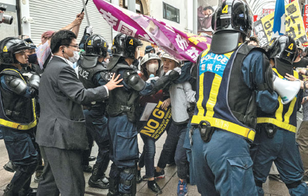 Japanese police clash with anti-G7 protesters in Hiroshima, Japan, on Sunday as leaders of the G7 countries met for a summit.Philip Fong/AFP