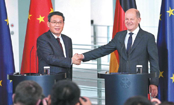 Premier Li Qiang and German Chancellor Olaf Scholz shake hands on Tuesday after addressing a news conference in Berlin.Tobias Schwarz/Afp