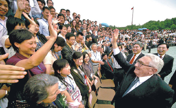 Former US secretary of state Henry Kissinger is greeted by students and faculty of Nanjing University on June 23, 2007, during the 20th anniversary celebrations of the Johns Hopkins University-Nanjing University Center for Chinese and American Studies in Nanjing, Jiangsu province.Song Qiao/For China Daily