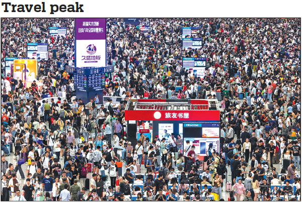 Travelers crowd into Shanghai Hongqiao Railway Station on Friday, the first day of the eight-day Mid-Autumn Festival and National Day holiday. The rail network across China is currently experiencing a peak in travel demand.    Qian Weizhong / For China Daily