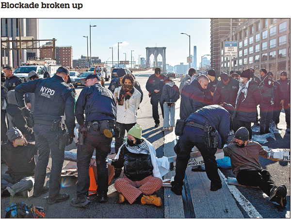 Police make arrests on Monday as protesters block the Brooklyn Bridge in New York, the United States, during a pro-Palestinian demonstration demanding a cease-fire in the Israeli-Palestinian conflict. Dozens of protesters were detained. ANDRES KUDACKI/AP