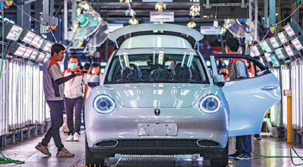 Workers inspect vehicles at the Great Wall Motors manufacturing plant in Rayong, Thailand, on Jan 12.Wang Teng/Xinhua