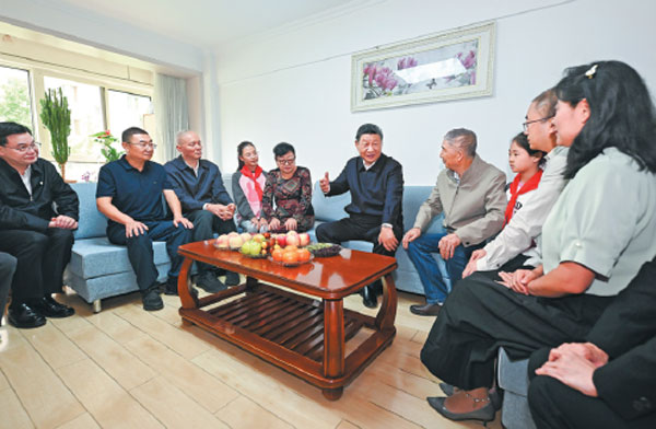 President Xi Jinping visits a local community in Lanzhou, Northwest China's Gansu province, on Wednesday. Xi highlighted the need to improve the development pattern of the Yellow River basin while inspecting the region.Yan Yan/Xinhua