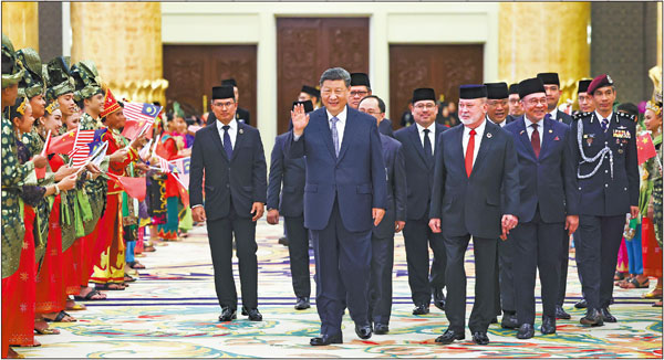 Xi Jinping, general secretary of the Communist Party of China Central Committee and Chinese president, greets people at a welcome banquet hosted by Malaysian King Sultan Ibrahim Sultan Iskandar on Wednesday in Kuala Lumpur, after their meeting at the National Palace. HUANG JINGWEN/XINHUA