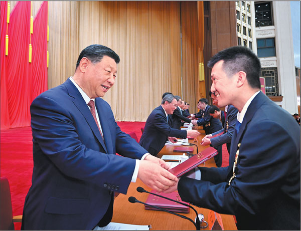 President Xi Jinping and other Party and State leaders on Monday hand over awards to model workers and exemplary individuals during a gathering to celebrate the 100th anniversary of the founding of the All-China Federation of Trade Unions at the Great Hall of the People in Beijing.Li Xueren/Xinhua
